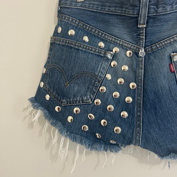 Levi’s Studded 501 Distressed Jean Shorts Sz 33  - Picture 6 of 9